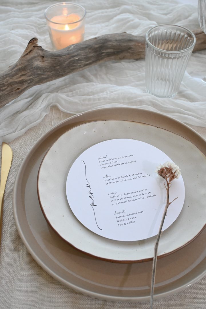 Paperlust program, Beautifully styled round menu card on ceramic plates with dried flower